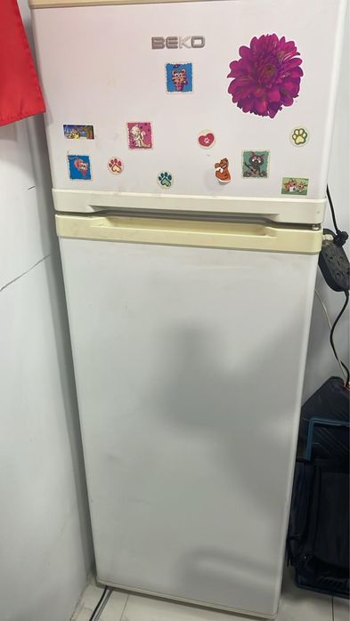 Холодильник хороший работает