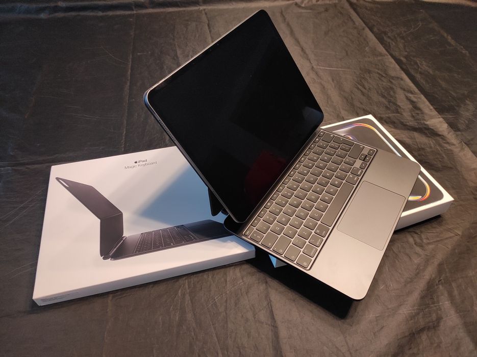 Ipad pro 13 M 4  cu tastatura Apple Ipad Magic Keyboard - ideal cadou