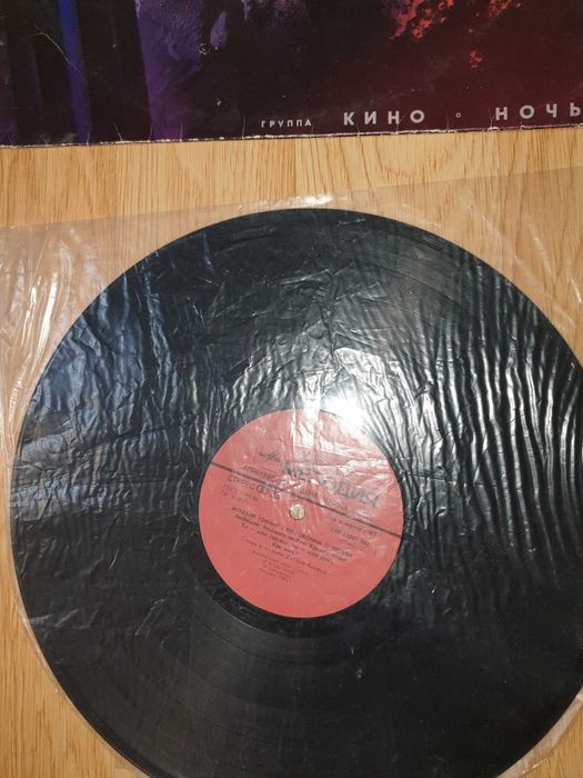 Продаются разные пластинки разные цены.