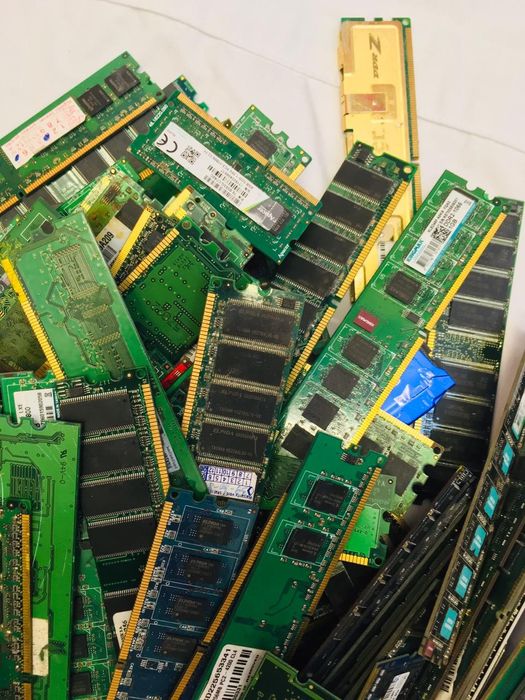 136 plăci RAM în stare excelentă, preț rezonabil și negociabil. Grăbeș