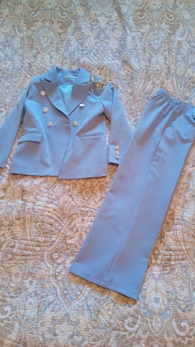 Продам костюм для девочки