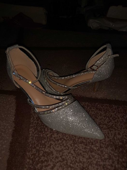 Сребърни обувки на среден ток