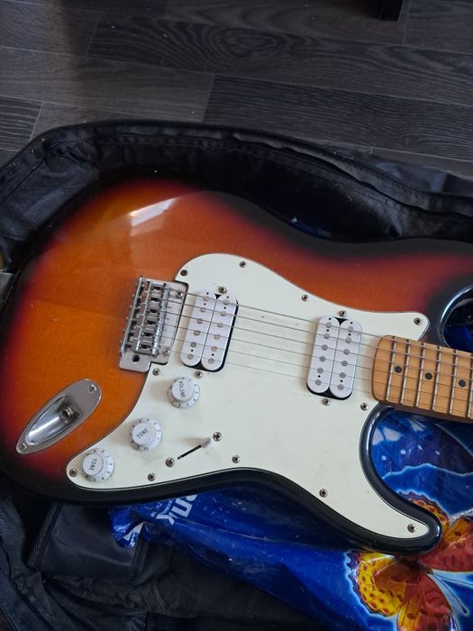 Продам электрогитару Squier