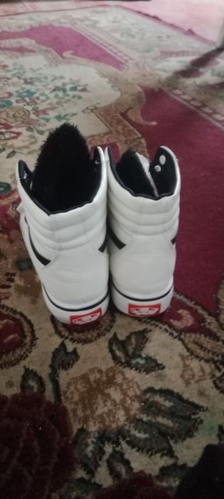 Продам кроссовки новые