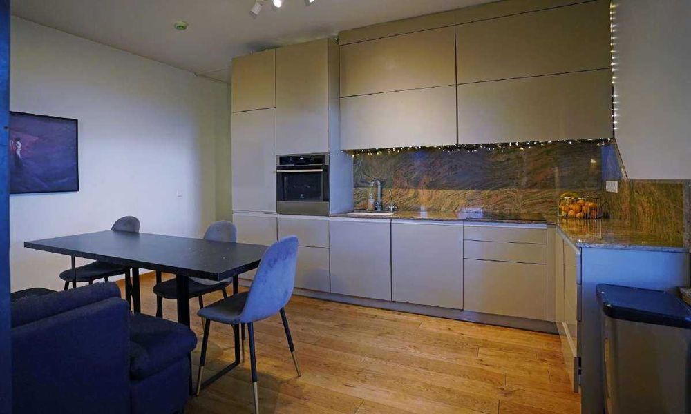 Дава се под наем Двустаен апартамент в Бургас, Център - 75 кв.м за 408 € - Снимка #1