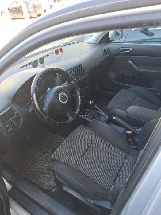Vand sau schimb masina golf 4