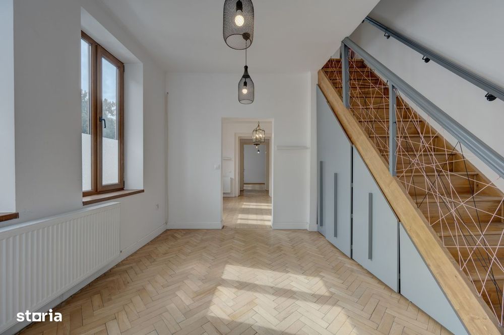 In Cartierul Evreiesc, casa 3 camere pivnita si mansarda open space.