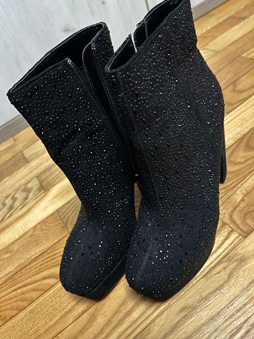 Нови обувки в черен цвят с кристали.