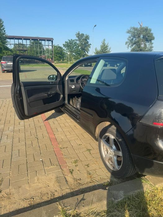 Vând sau schimb golf 5 cu ceva in 4 uși!