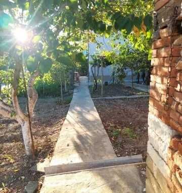 Продавам  двуетажна къща с двор в с. Горна Бешовица.