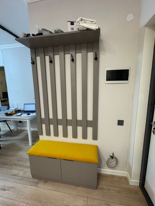 Прихожая с мягкой скамьёй и крючками — современный дизайн