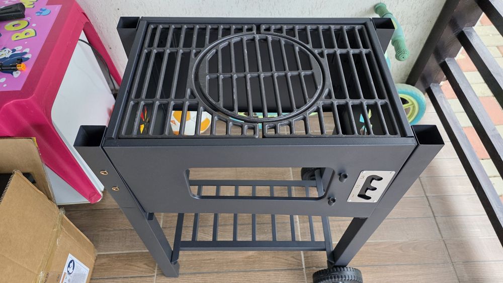 Gratar carbuni cu capac si termometru, Zola, gratar fonta + inox, reglare nivel, sistem de ventilatie, 3 polite, ustensile incluse, 110 x 105 x 50 cm