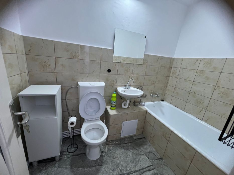 Inchiriez apartament trei camere zona centrala