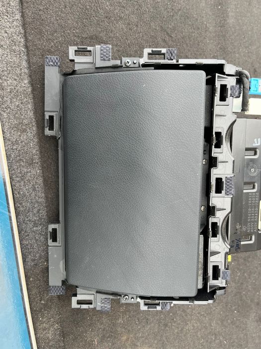 Lexus CT200H Батерия броня фарове  стопове километраж дисплей радио CD