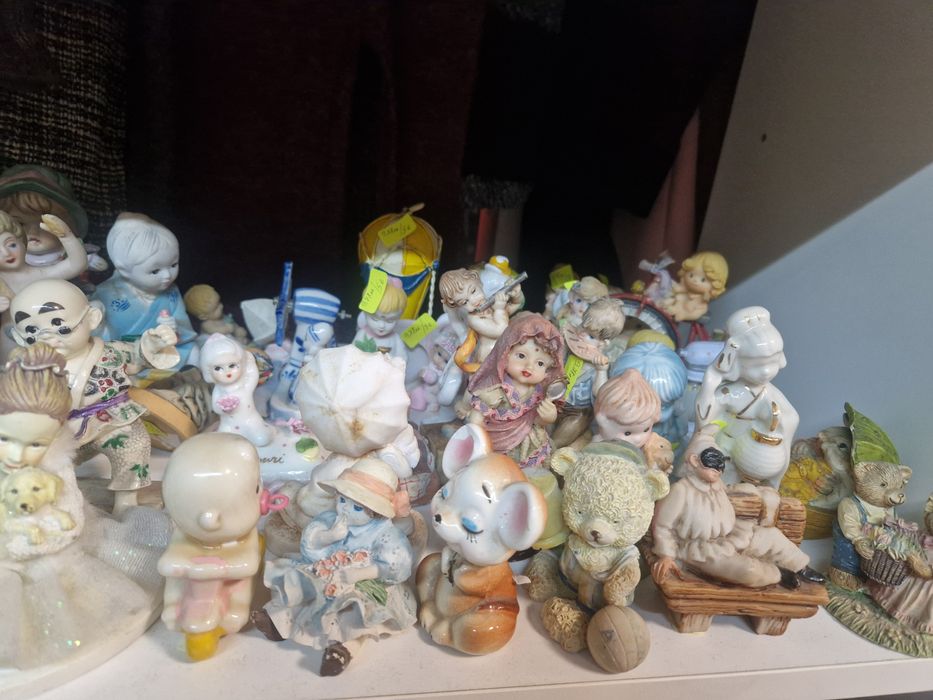 Разпродажба сувенири от дърво и порцелан