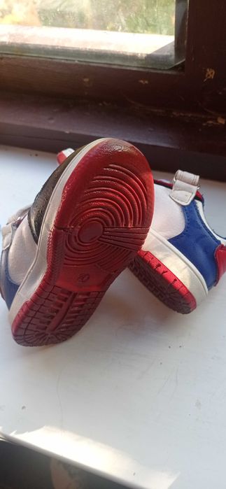 Детские кроссовки