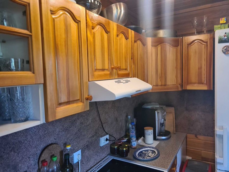 кухня с абсорбатор и фурна с котлони