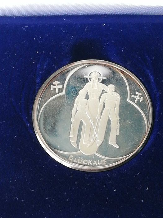 Сребърен юбилеен плакет