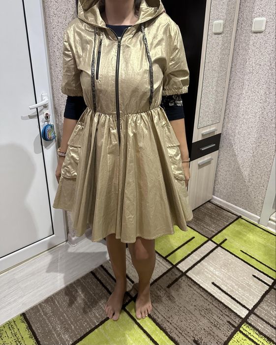 Златиста рокля с качулка