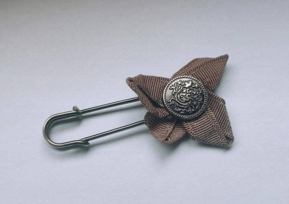 Brose tip ac de siguranta, din metal argintat, cu ornament celtic