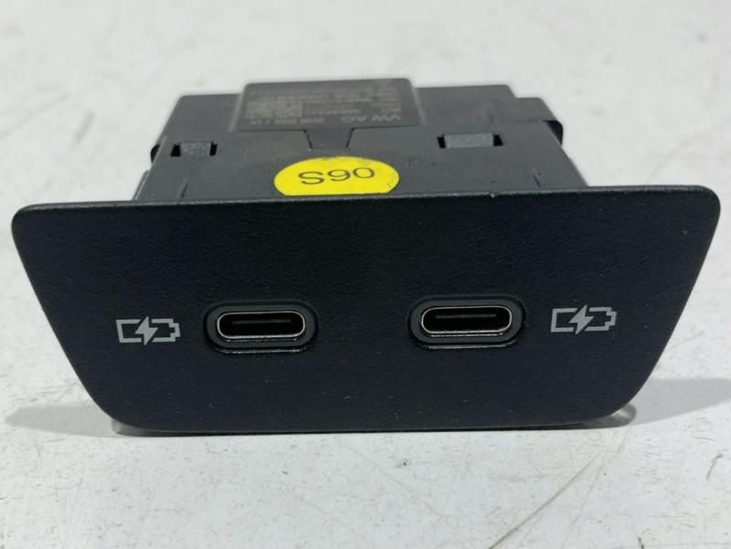 Modul / mufa incarcare USB Volkswagen Polo VI facelift AW 1.0 tsi DLAC