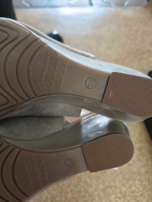 Vand incaltaminte noua