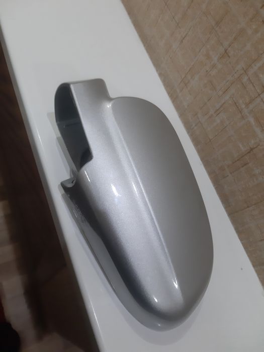 левое боковое стекло заднего вида от лассити джентры