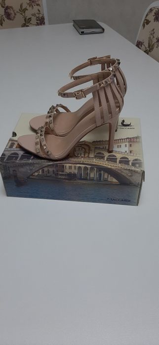 Женские новые туфли