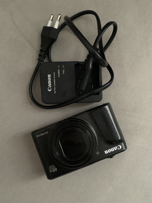 Камера Canon PowerShot SX740 HS. Состояние как новое. Зарядка все есть