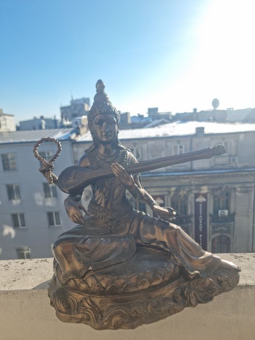 Statueta din bronz masiv  reprezentand zeiței Saraswati