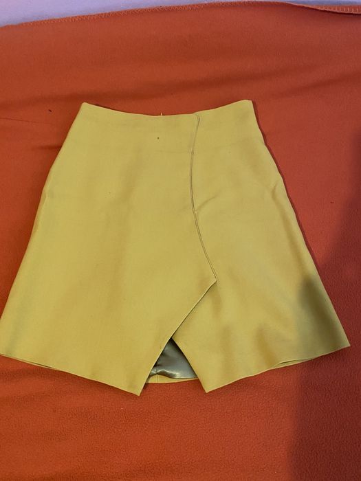 Костюм цвят горчица