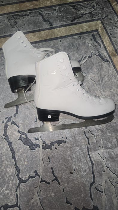Коньки новые, белые