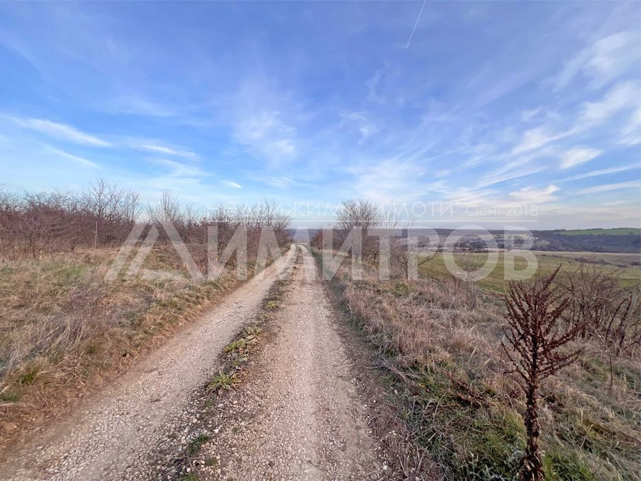 Продава парцел 5 дка в регулация между селата Мировци и Писарево.