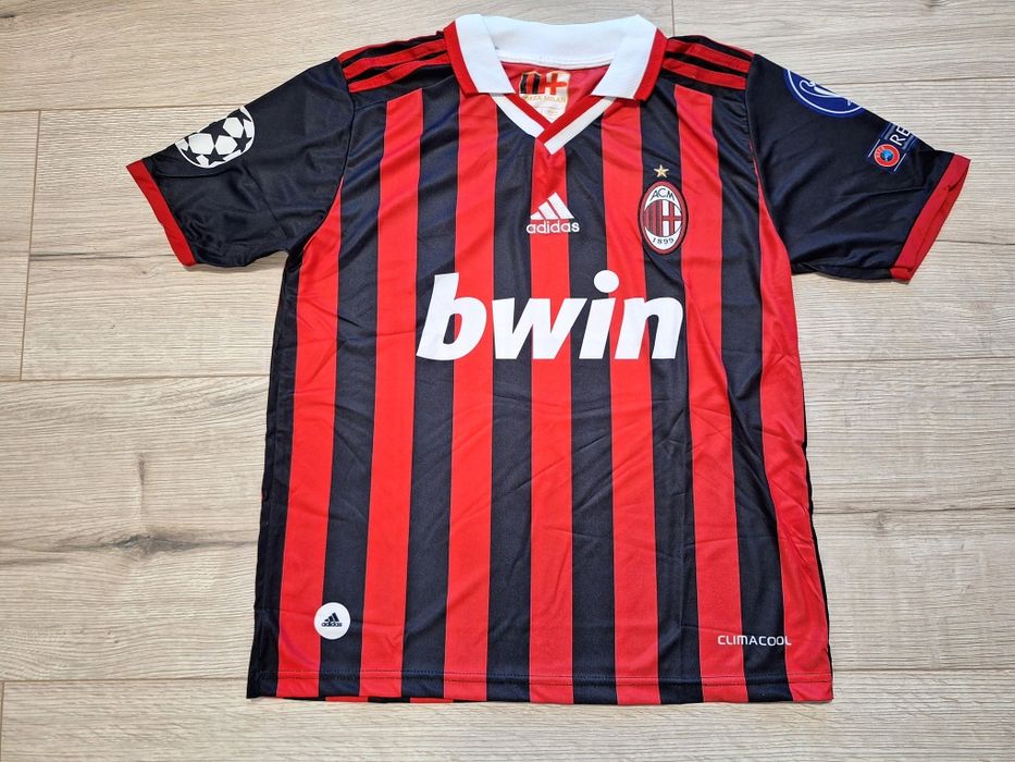 Футболна фланелка на Роналдиньо МИЛАН ретро модел!!!