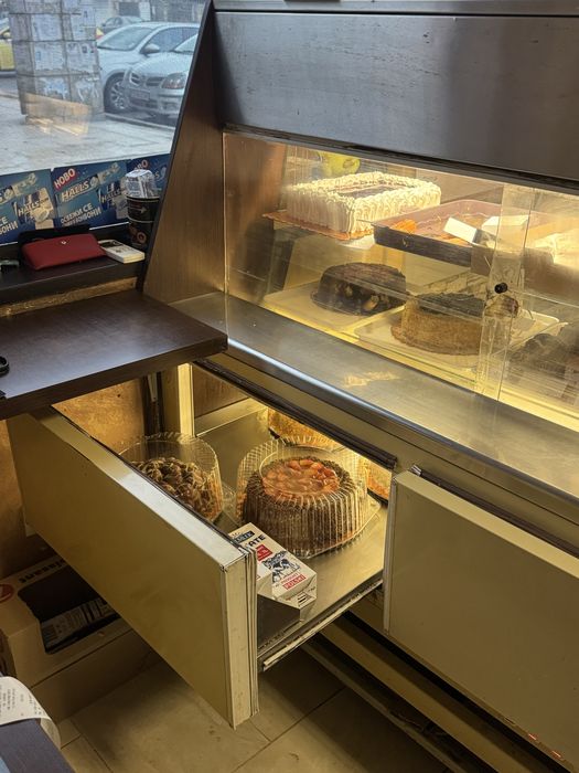 Сладкарска витрина