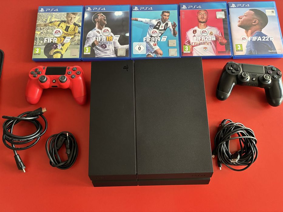 Consolă Sony PS4 FAT CUH-1216A– 4 controllere originale + jocuri FIFA – stare foarte bună