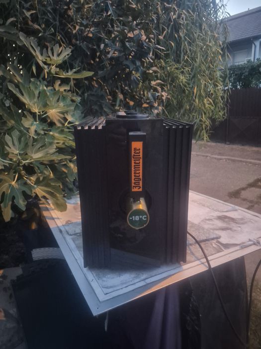 Vând dozator jagermeister