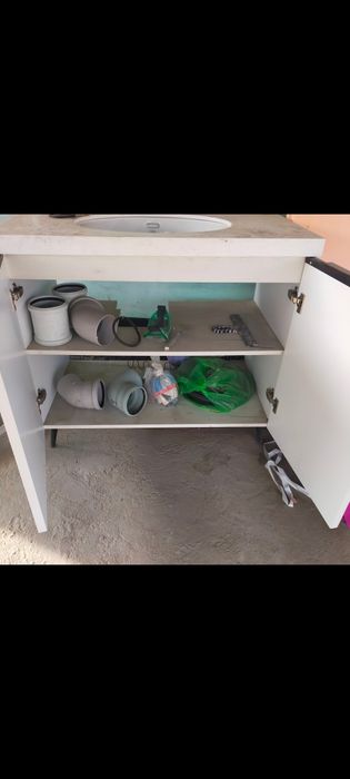 Раковина вместе с тумбой и зеркалом