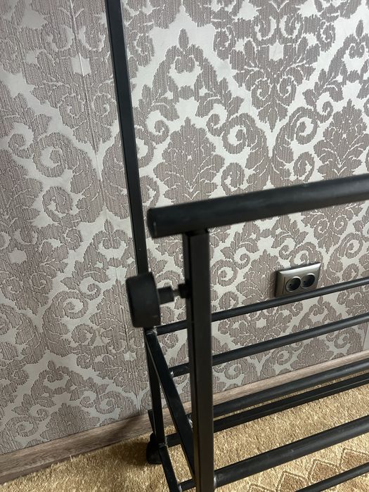 Продам вешалку железную