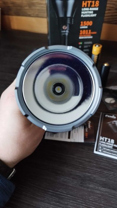 Продавам далекобоен фенер Fenix HT 18