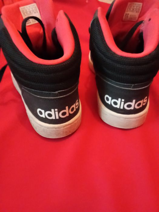 Vand mai multe perechi adidași