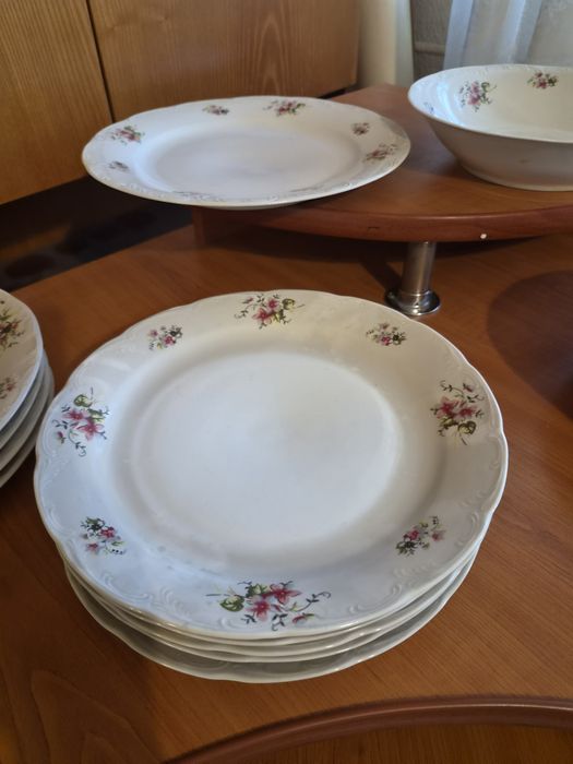 Set farfurii 2 platouri, 4 intinse, 5 putin adanci, 4 adanci, 1 castron mare, 1 solnita si  1 sosiera