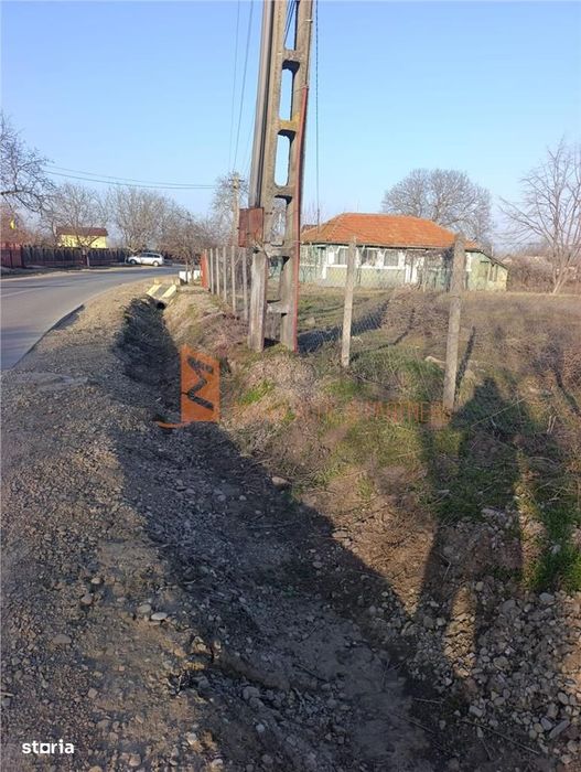 Teren intravilan+casa demolabila zona Merei