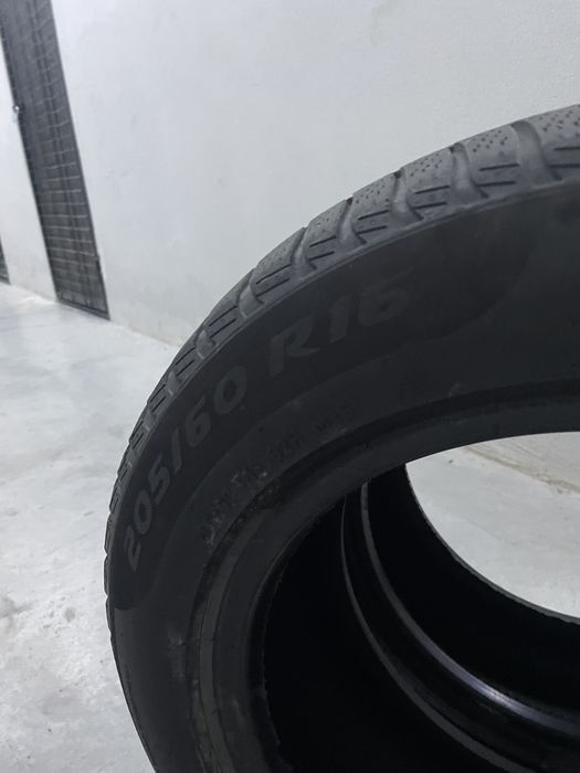 Vand 2 cauciucuri de iarna Pirelli 205 60 R16