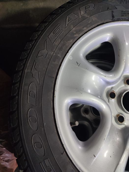 Резина всесезонка с дисками стояли на RAV4