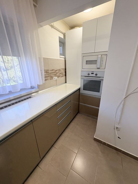 Inchiriez apartament 64 mp