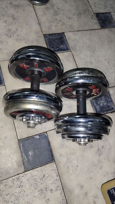 Продам одну пару разборных гантелей. Каждый по 11 кг, общий вес 22 кг
