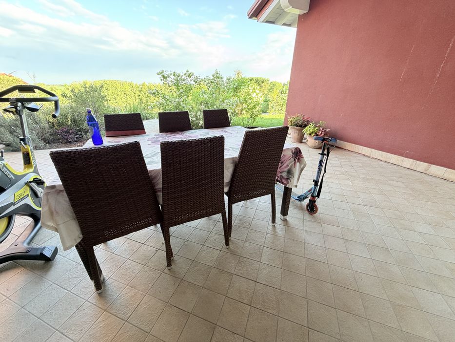 Set exterior: masa+6scaune+canapea(PERNE ALBE)+masuta cafea+sezlong
