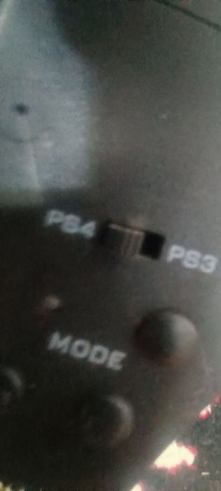 Se dă ps4 slim cu două manete + 9 jocuri+volan gaming