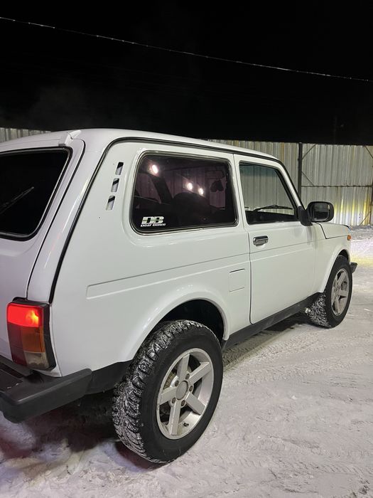 Машина Нива 4x4 2012г